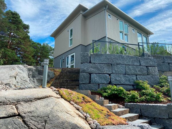 Bilde viser et hus med en flott steintrapp fra Rocks of Norway opp til huset.