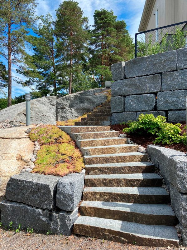 Bilde av en steintrapp laget av norsk naturstein fra Rocks of Norway.