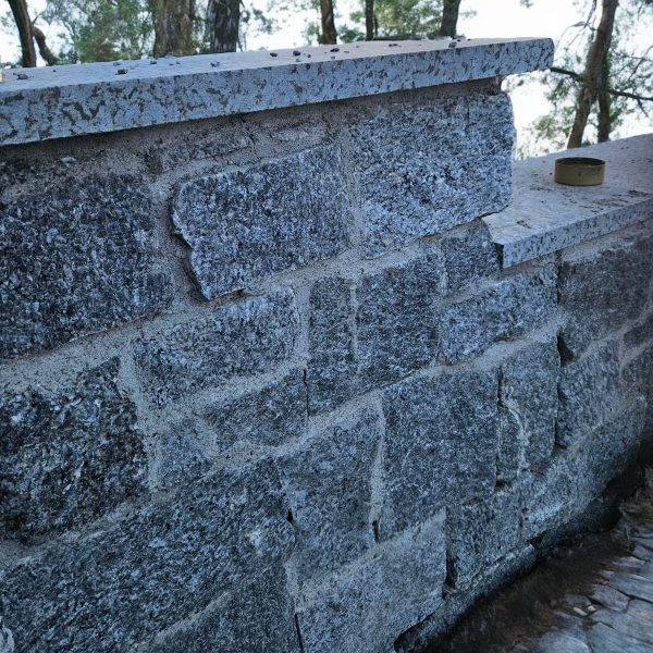 Viser en mur laget med ROCKS rustikk steinpanel
