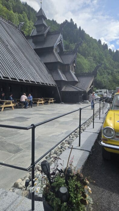 Stavkirken i Odda, Lothepus Camping.