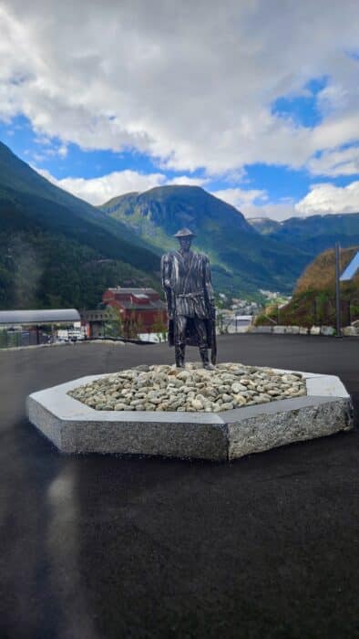 Rundkjøring laget av norsk naturstein utenfor Lothepus Camping i Odda.